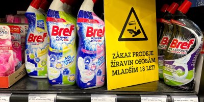 Prostředky na čištění záchodu s upozorněním v obchodě
