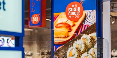 Reklama na řetězec Sushi Circle s logem a fotografií sushi v interiéru obchodního domu