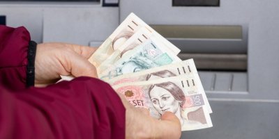 Cash trapping je staronovým trikem zlodějů. Podvod u bankomatu, při kterém přijdete o hotovost