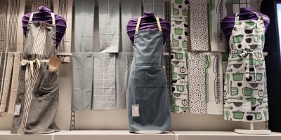 IKEA prodejna se sortimentem kuchařských zástěr