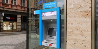 Už nemusíte hledat bankomat své banky, peníze vložíte i u cizího díky projektu tří bank