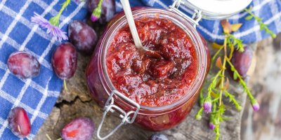 Švestková omáčka ve skleněné dóze se lžičkou