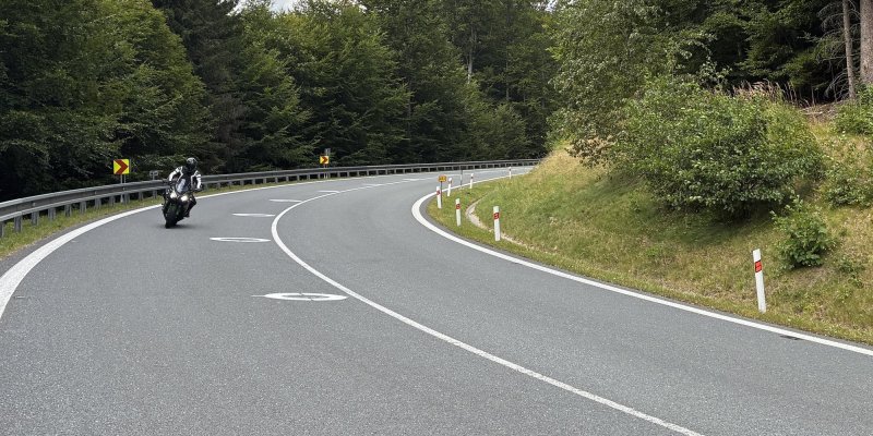 Na českých silnicích se testuje nové dopravní značení. V zahraničí funguje už roky