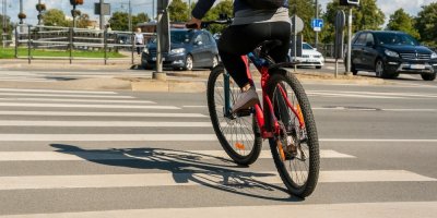 Cyklista jede přes přechod pro chodce