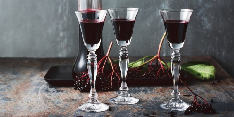 Bezinkový likér dvěma způsoby: Alkoholický nápoj, který vás v sychravém počasí zahřeje
