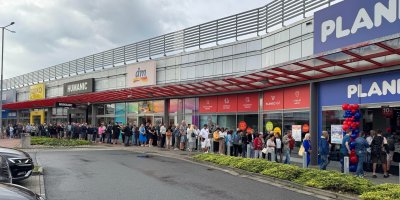 Nová prodejna PLANEO ve Zlíně přilákala stovky zákazníků. Zájem byl obrovský už před otevřením a díky slevám lidé odcházeli s plnými taškami.