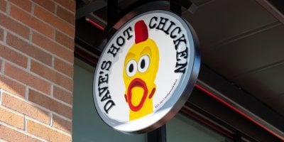 Vývěsní štít s logem Dave’s Hot Chicken