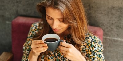 Ranní káva jako brzda při hubnutí? Není to jen o cukru a mléku