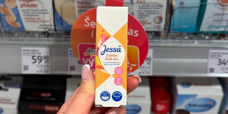 Zapomeňte na prášky. Roll-on z drogerie slibuje úlevu při menstruaci. Vyplatí se ho mít po ruce?