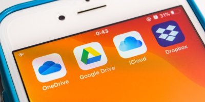 Ikony OneDrive, Google Drive, iCloud a Dropbox na obrazovce telefonu