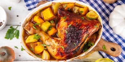 Pečené kuřecí maso s bramborami, dýni a omáčkou v zapékací míse