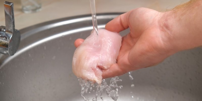 Zmrzlý střed, uvařený okraj a k tomu „příchuť“ bakterií. Rozmrazování masa horkou vodou je podle známého kuchaře nesmysl