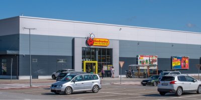 Budova obchodního řetězce Biedronka a přilehlé parkoviště