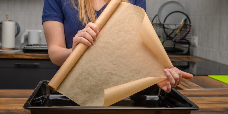 Když nemáte pečicí papír, poslouží kromě alobalu i další pomůcky, které máte běžně doma