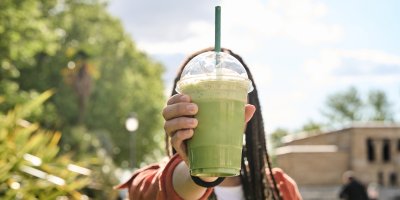 Matcha latte v rukou