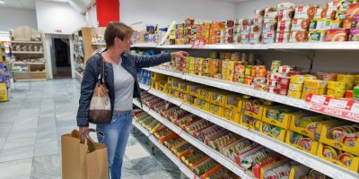 Žena nakupuje v obchodě s potravinami