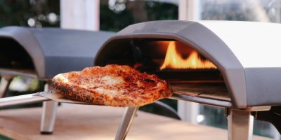 Vytahování pizzy z malé pece