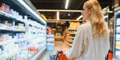 Žena nakupuje v supermarketu