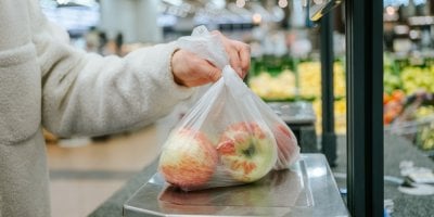 Jablka na váze v supermarketu