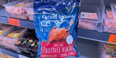 Balení konfitovaných kachních stehen v ruce