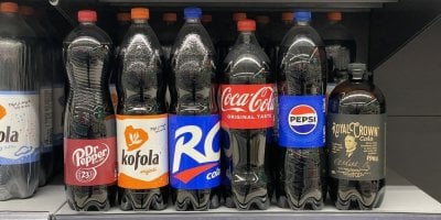 Kolové limonády v PET lahvích v supermarketu
