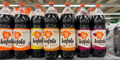Kofoly v regálu