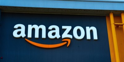 Logo Amazonu na firemním skladu