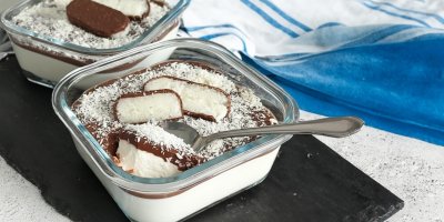 Kokosový cheesecake ve dvou skleněných čtvercových miskách