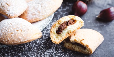 Vyválejte těsto, naplňte ho kaštanovým krémem a upečte si sladké ravioli jako z italského karnevalu