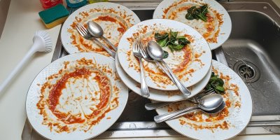 Redakční test mycích prostředků na nádobí. Vítěz zvládl všechno od guláše po sklenky od vína