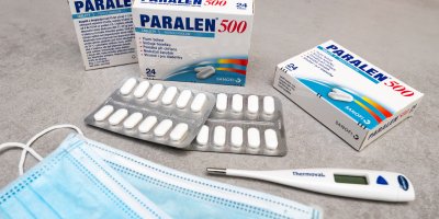 Krabičky paralen, léky paralen v platíčku, roušky a teploměr