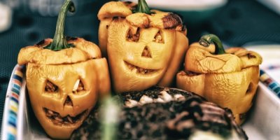 Zapečené halloweenské papriky plněné masem