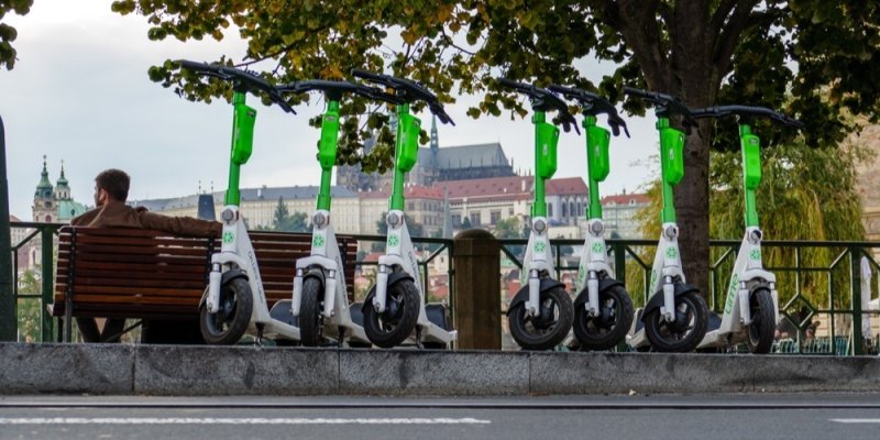 Z Prahy zmizí sdílené koloběžky, radní je zakazují. „Konečně!“ říkají obyvatelé hlavního města