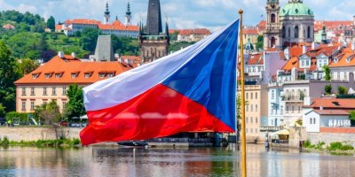 Česká vlajka, na pozadí Praha