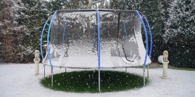 Zasněžená trampolína na zahradě