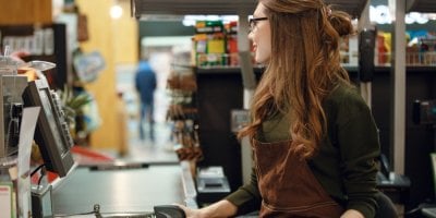 Prodavačka o vyprodaném zboží: „Lidé si myslí, že ho schováváme, není to pravda.“ Řetězce vysvětlují, jak plánují akce