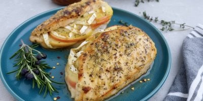 Kuře plněné jablky a camembertem: Recept, který vznikl z náhody a stal se podzimní klasikou