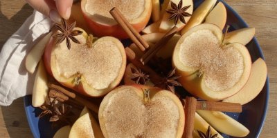 Krém z chai čaje servírovaný v jablkách se skořicí a badyánem