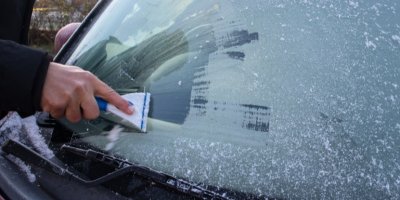 Ranní rituál řidičů vás může stát peníze: Za běžící motor při škrábání skel hrozí pokuty