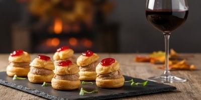 Profiterolky s domácí husí paštikou a brusinkovým želé: Noblesní dezert i předkrm z české husy
