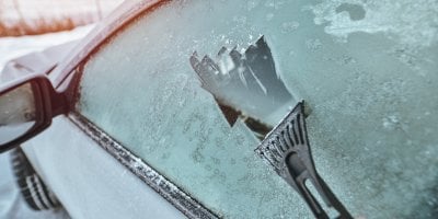 Ranní boj s námrazou: Jak rozmrazit sklo rychle, bez pokuty a bez poškození auta