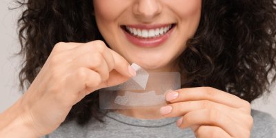 Redakční test bělicích pásků na zuby: Vítězem se stal ten, který rozzářil úsměv bez peroxidu
