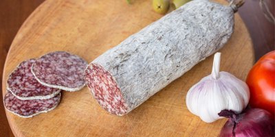 Znepokojivý test uherských salámů: Kostelecký a Pikok měly méně masa, dva bílou fólii místo plísně