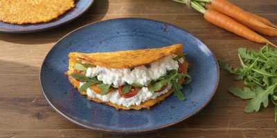 Recept na pečené mrkvové placky z pouhých tří surovin. Bez lepku, bez smažení, ideální jako lehká večeře