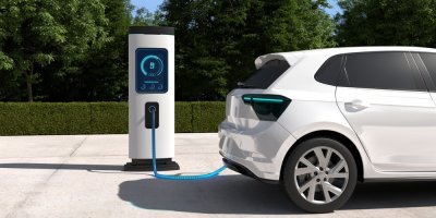 Elektromobil napojený v nabíjecí stanici