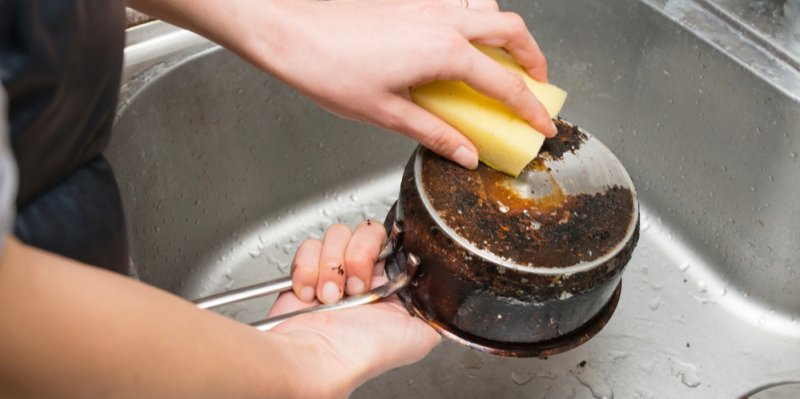Připečený pekáč, pánev nebo hrnec? Pomůže soda a Coca-Cola