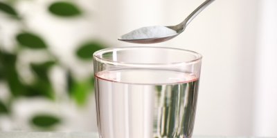 Odbornice varuje před virálním detoxem s jedlou sodou. Ordinovat si léčbu podle rad na TikToku není bezpečné