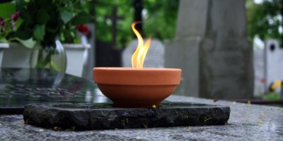 Překvapivý průzkum: Chtějí Češi do rakve, nebo spálit? 80 % věří, že smrtí to nekončí