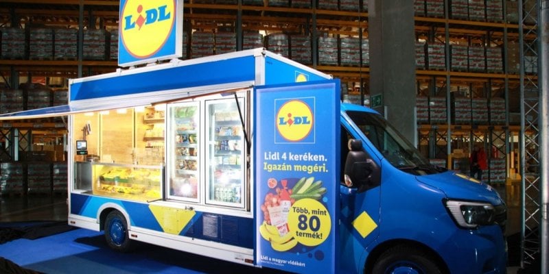 Žádný supermarket? Žádný problém! Lidl jezdí v Maďarsku do odlehlých obcí s prodejní dodávkou