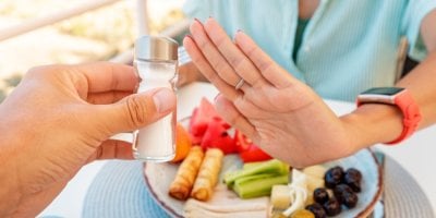 Myslíte, že solíte málo? Tyhle potraviny vám denní dávku překročí už během dopoledne – pozor na pečivo i müsli